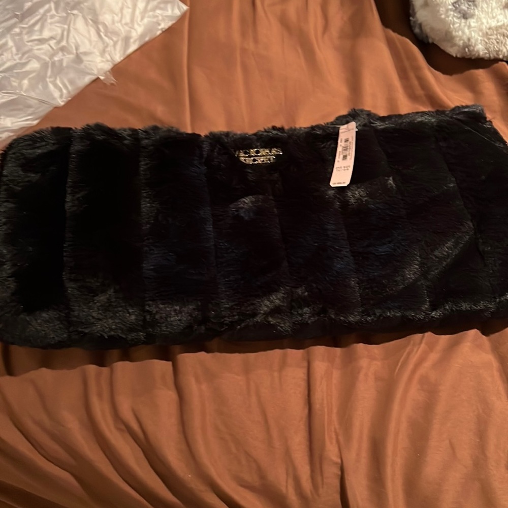 Selling a fluffy Victoria’s Secret tote brand new never used